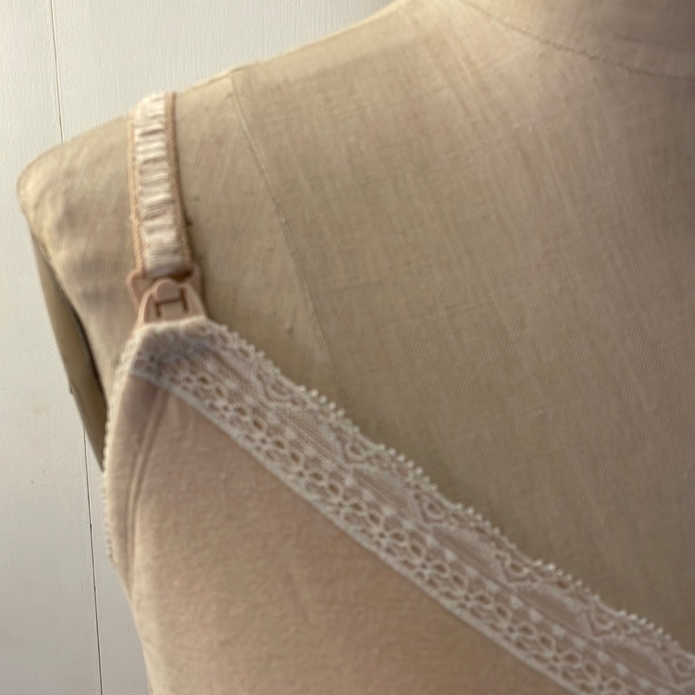 Gilligan & O’Malley Nude nursing bra with lace detail 2XL - Picture 2 of 8